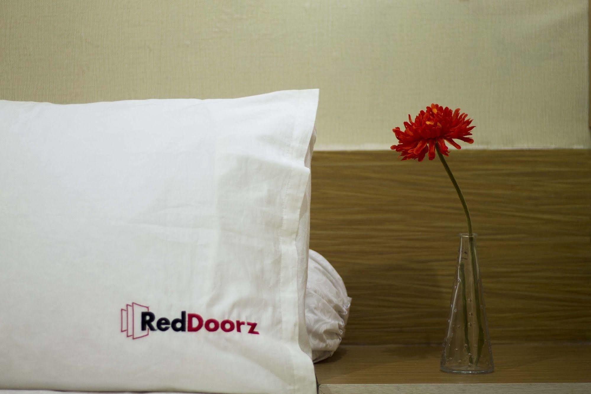 Готель Reddoorz Near Pantai Jerman Кута Екстер'єр фото